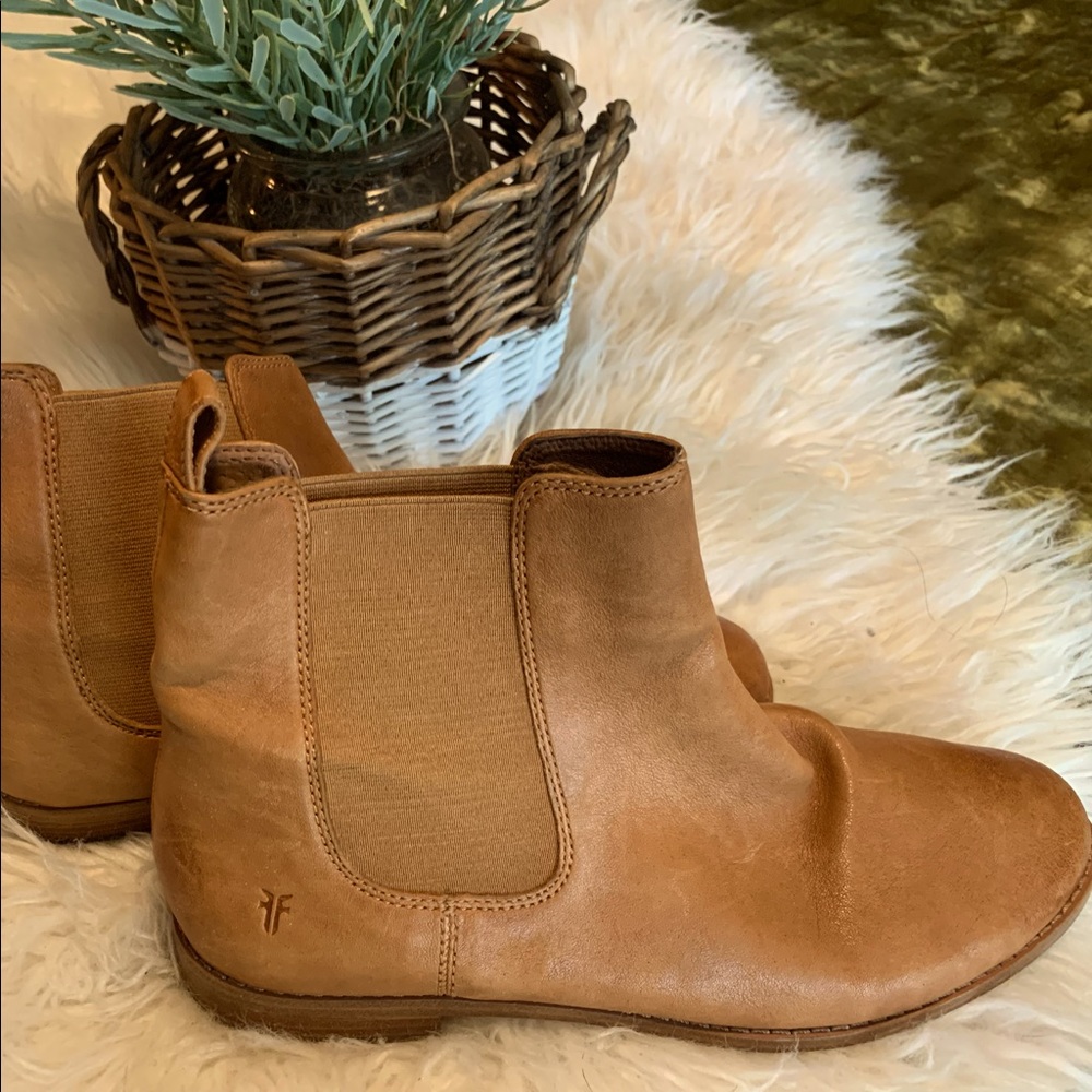 Frye Chelsea boots. Size 8.5 Beautiful leather in tan/camel color. 🤎